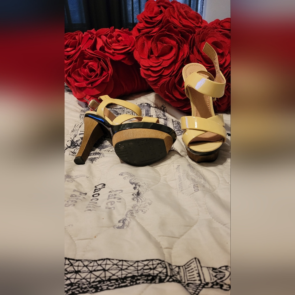 Beautiful Sandals - Picture 2 of 3